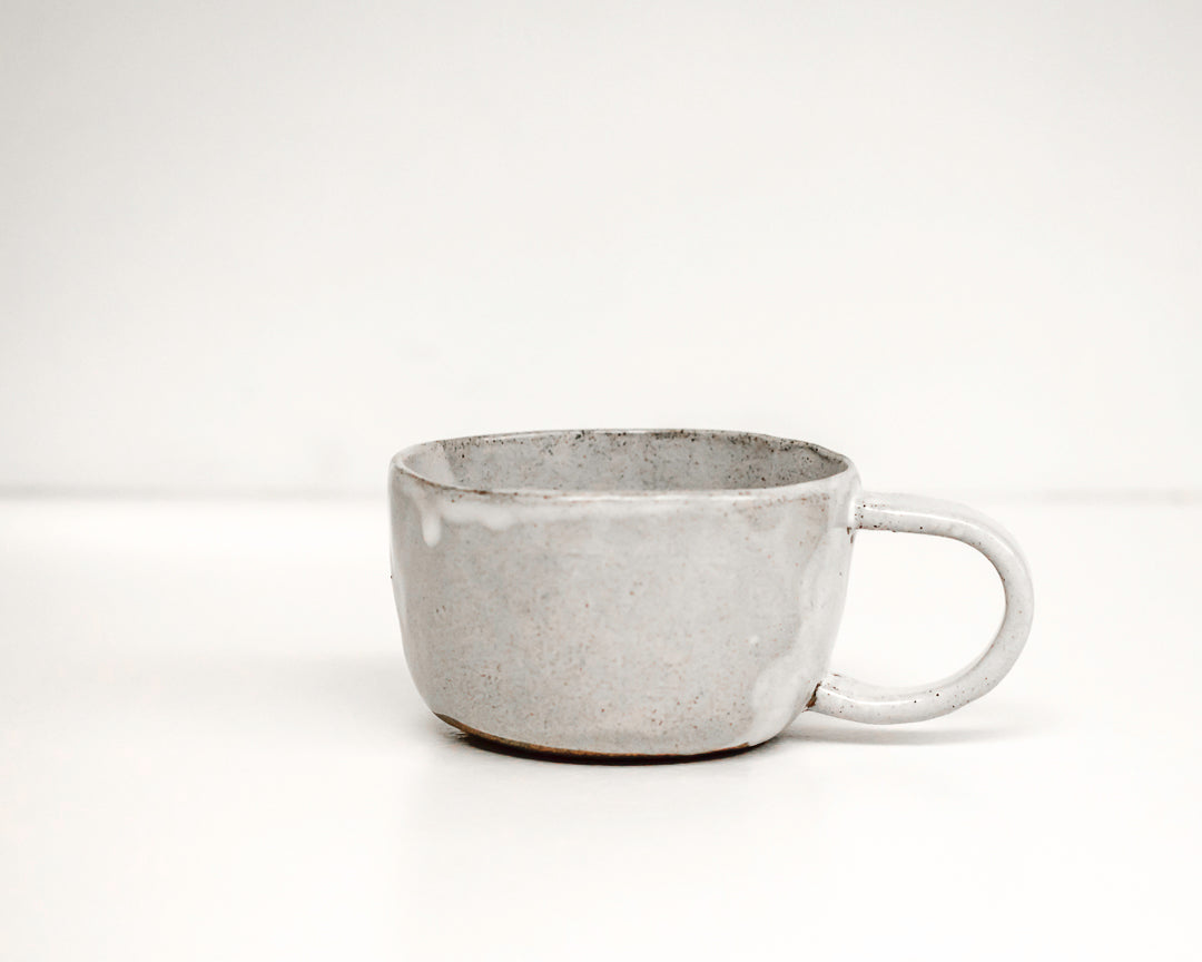 a cup / speckled grey