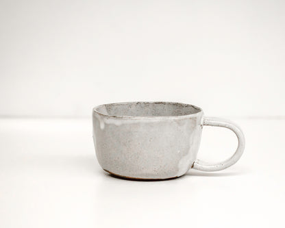 a cup / speckled grey