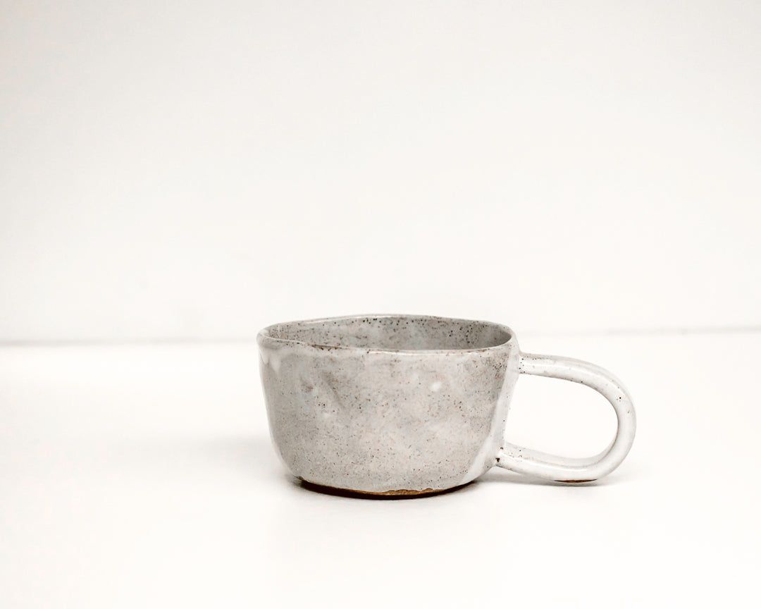 a cup / speckled grey