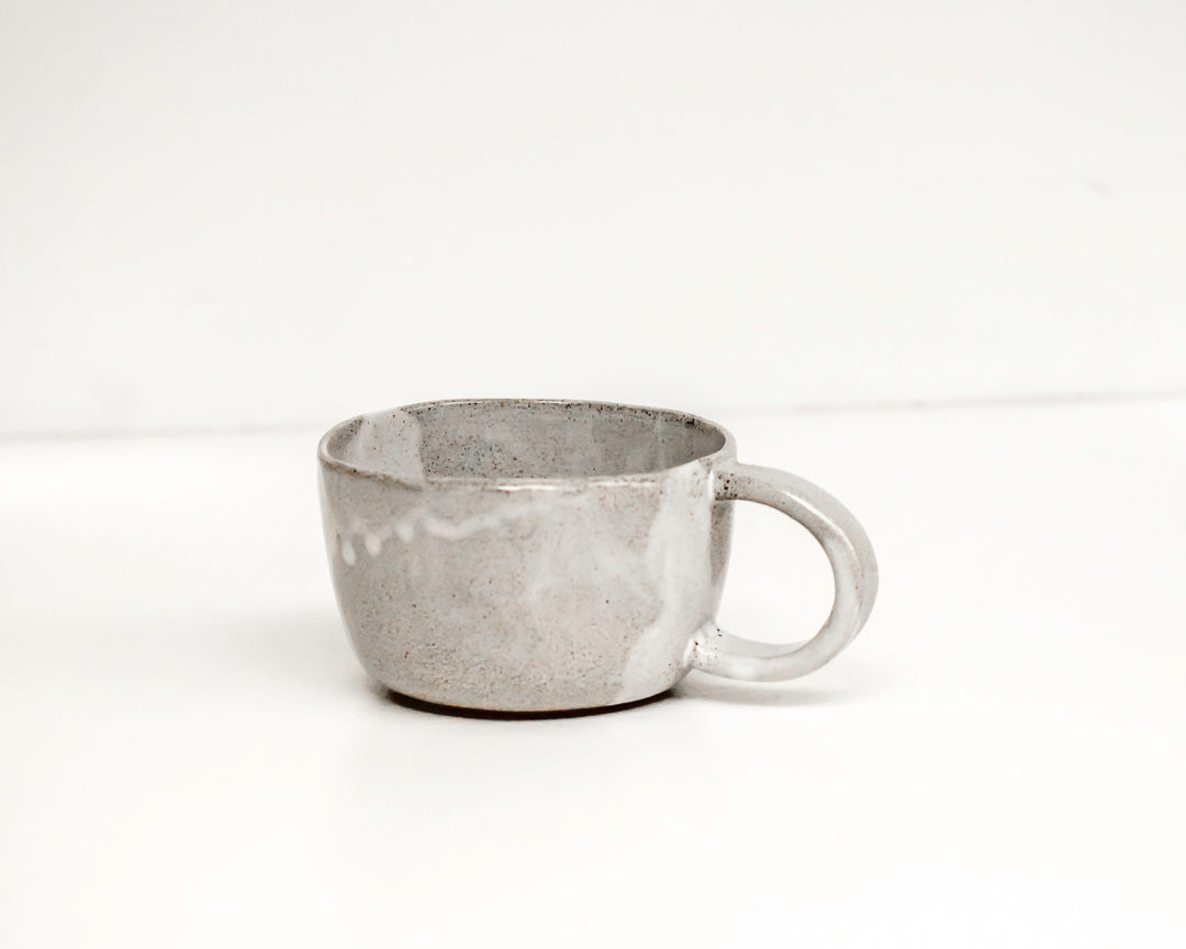 a cup / speckled grey
