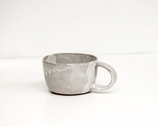 a cup / speckled grey